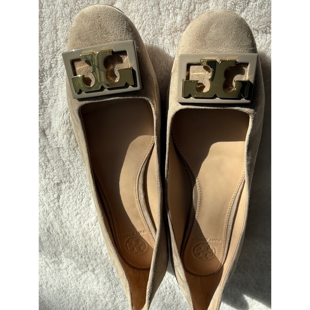 Tory Burch Eleanor Suede Block Heel Pumps Taupe Gold Logo 7.5M